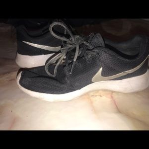 Nike roshe shoes